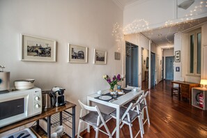 Kjøleskap på fellesområdet og kaffetrakter/tekoker