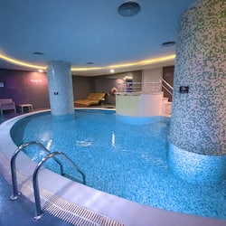 Innenpool, geöffnet von 10:00 Uhr bis 22:00 Uhr, Cabañas (kostenlos)