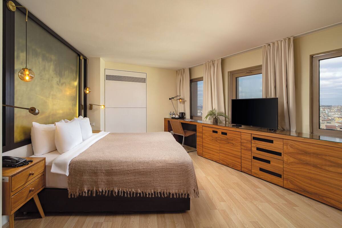 Deluxe Room | 1 bedroom, premium bedding, down comforters, minibar