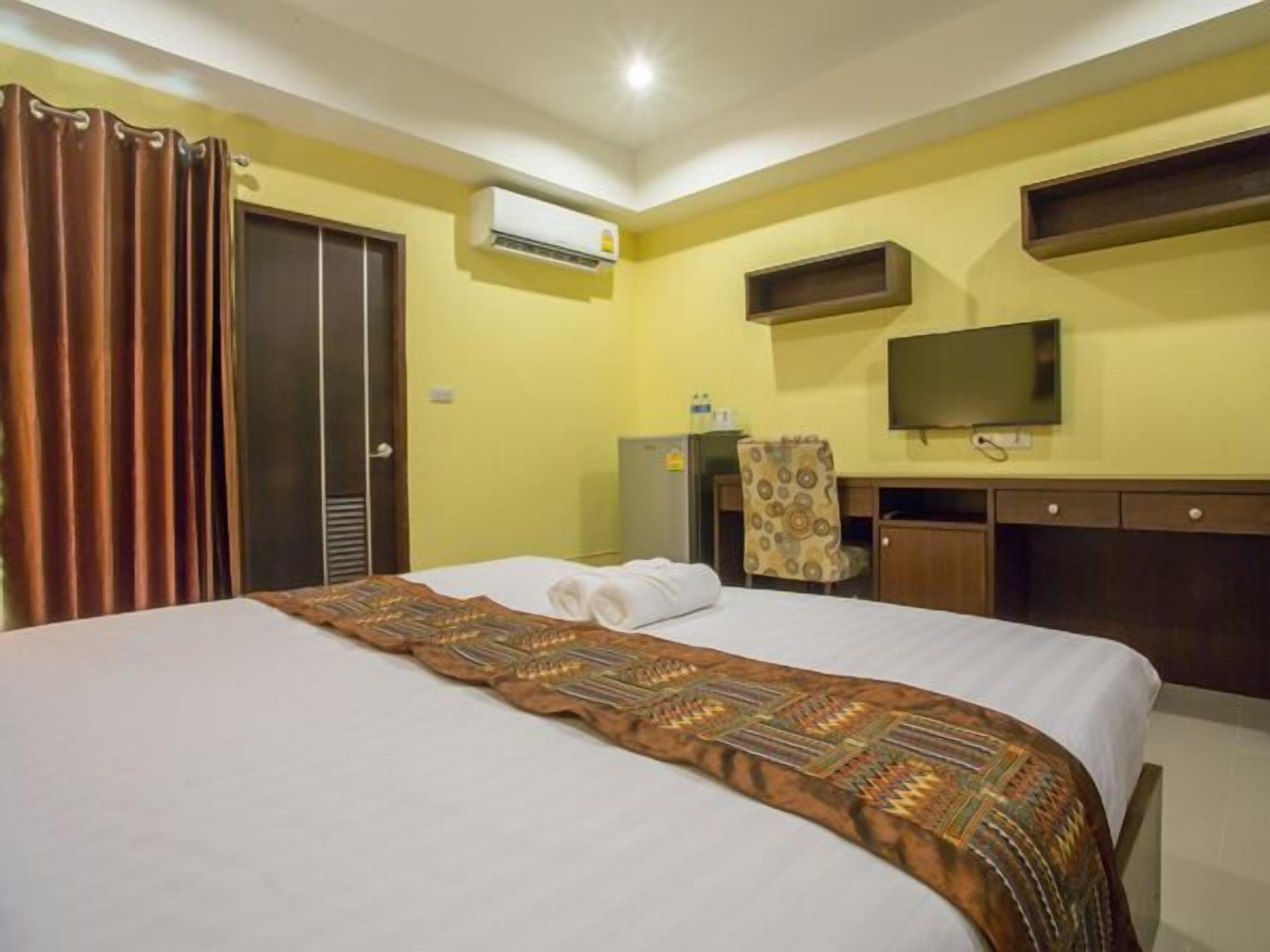 in-room safe, desk, blackout curtains