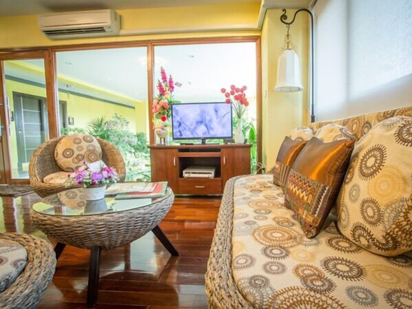 32-inch LED TV with cable channels, TV - TL Residence (Chiang Mai)