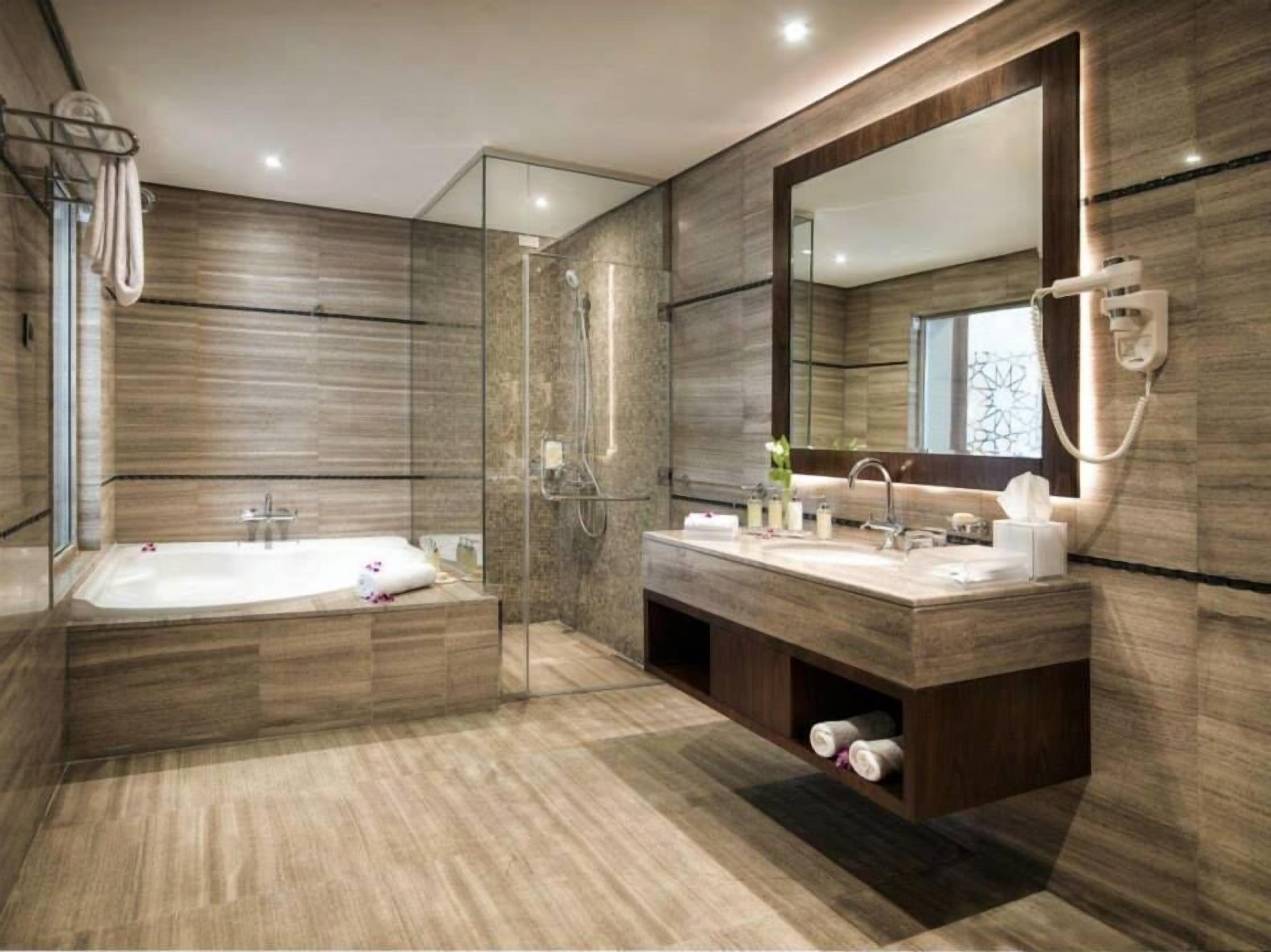 executive suite, 1 bedroom, marina view | bathroom | shower, free toiletries, hair dryer, slippers