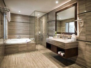 Executive-Suite, 1 Schlafzimmer, Blick auf den Jachthafen | Badezimmer | Dusche, kostenlose Toilettenartikel, Haartrockner, Hausschuhe