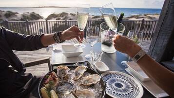 Serveert ontbijt, lunch, diner, Scandinavische gerechten, zeezicht