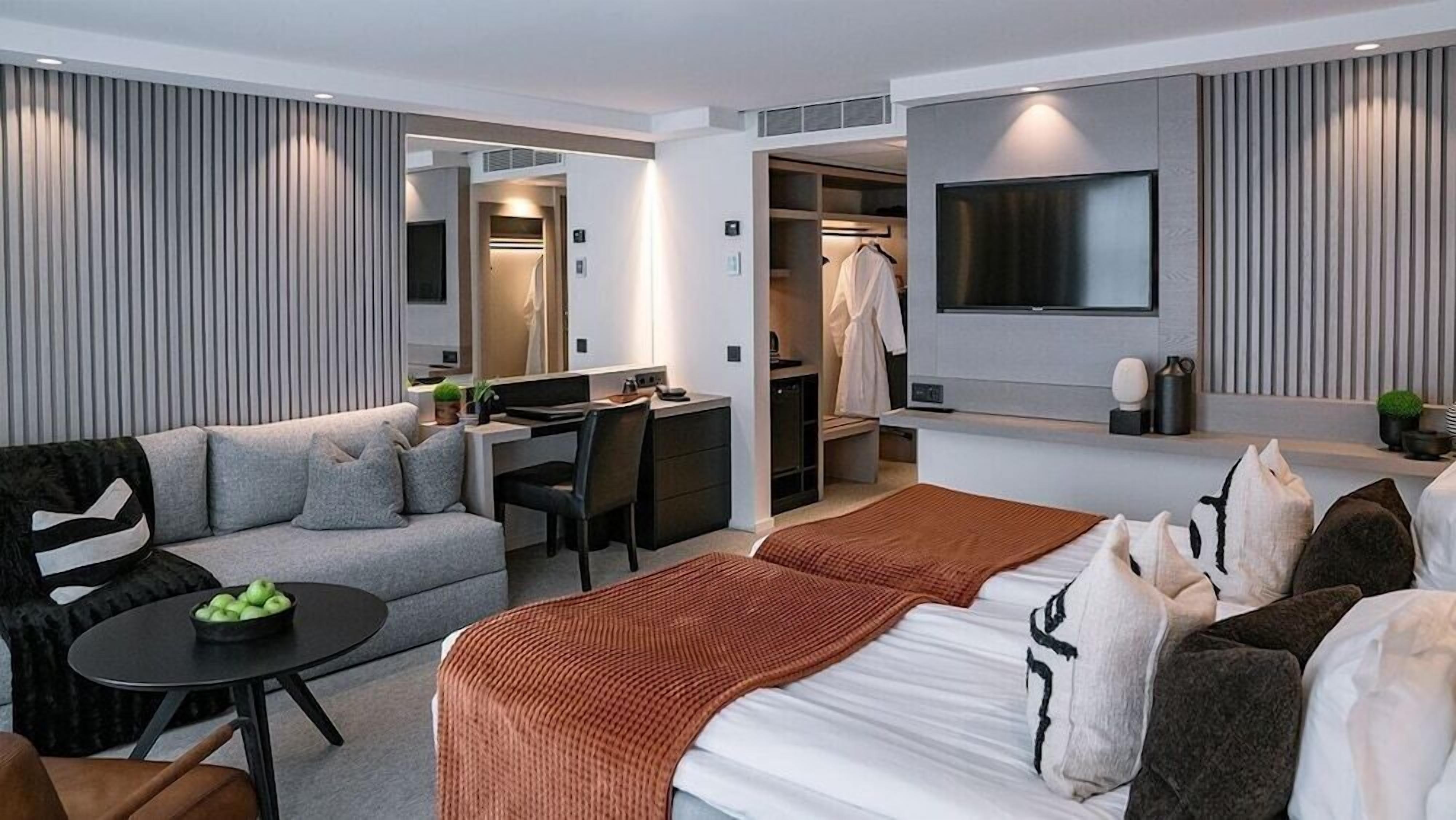 Minibar, coffre-fort, bureau