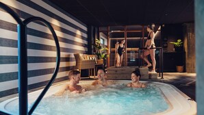 A hot tub area with a striped wall and a glass partition. - Hotel Tylösand (Halmstad)