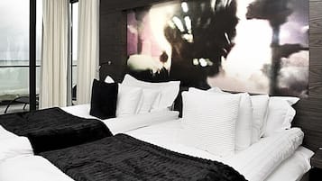 Deluxe-Zweibettzimmer | Minibar, Zimmersafe, Schreibtisch, laptopgeeigneter Arbeitsplatz