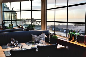 供应早餐、午餐和晚餐，斯堪的纳维亚菜，海景