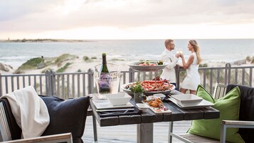 供应早餐、午餐和晚餐，斯堪的纳维亚菜，海景