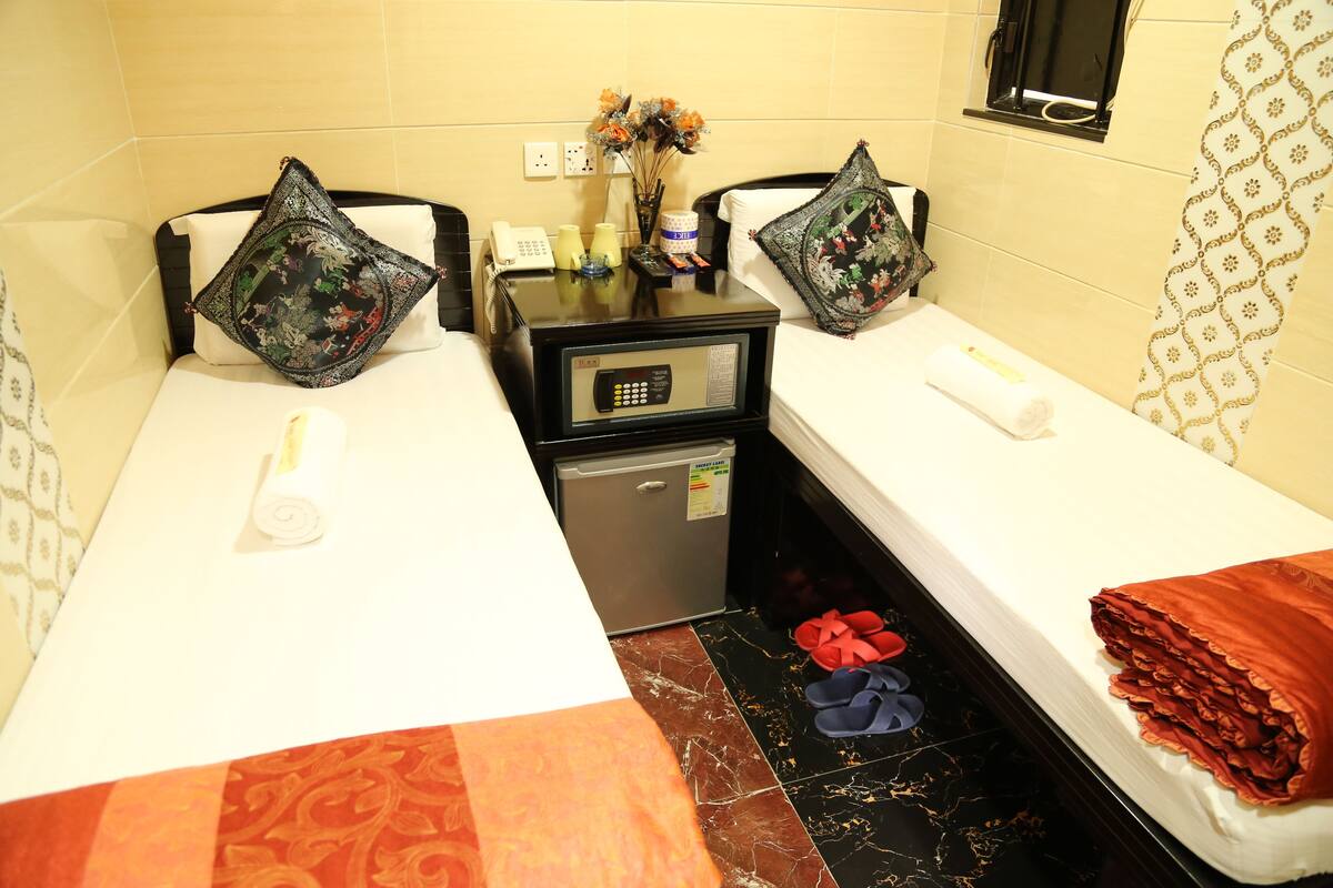 خزنة داخل الغرفة وواي فاي مجانًا وملاءات أسرّة