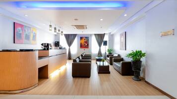 Breakfast, lunch, dinner served; Regional cuisine