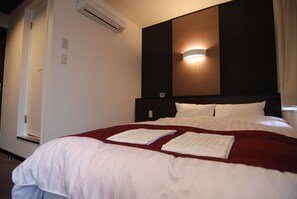 Down duvets, desk, laptop workspace, blackout curtains - Hotel Fosse Himeji (Himeji)