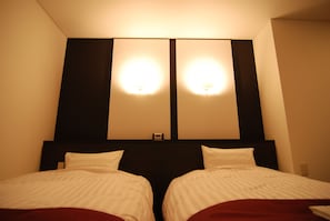 Down comforters, desk, laptop workspace, blackout drapes - Hotel Fosse Himeji (Himeji)