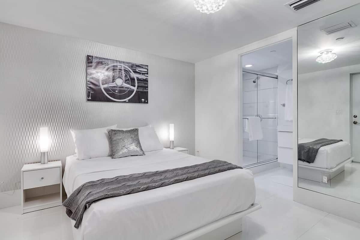 Deluxe Room | Iron/ironing board, free WiFi, bed sheets