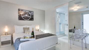 Deluxe Room | Living area | LCD TV