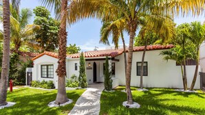 A house with a red-tiled roof, white walls, and a paved pathway leading to the entrance. - Bars B&B South Beach Miami Boutique Hotel (Miami Beach)