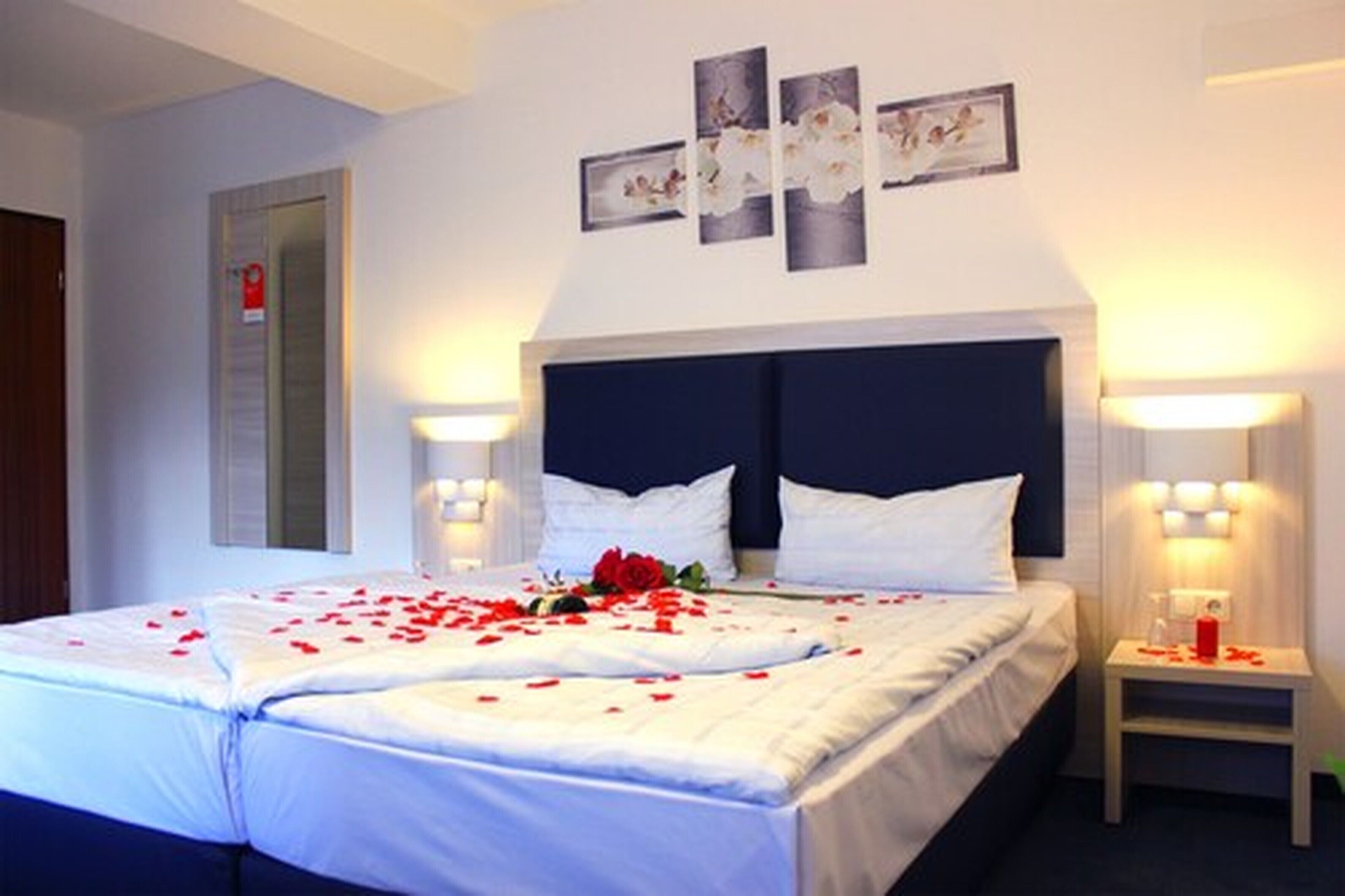 Edredón, muebles diferentes, escritorio y tabla de planchar con plancha 