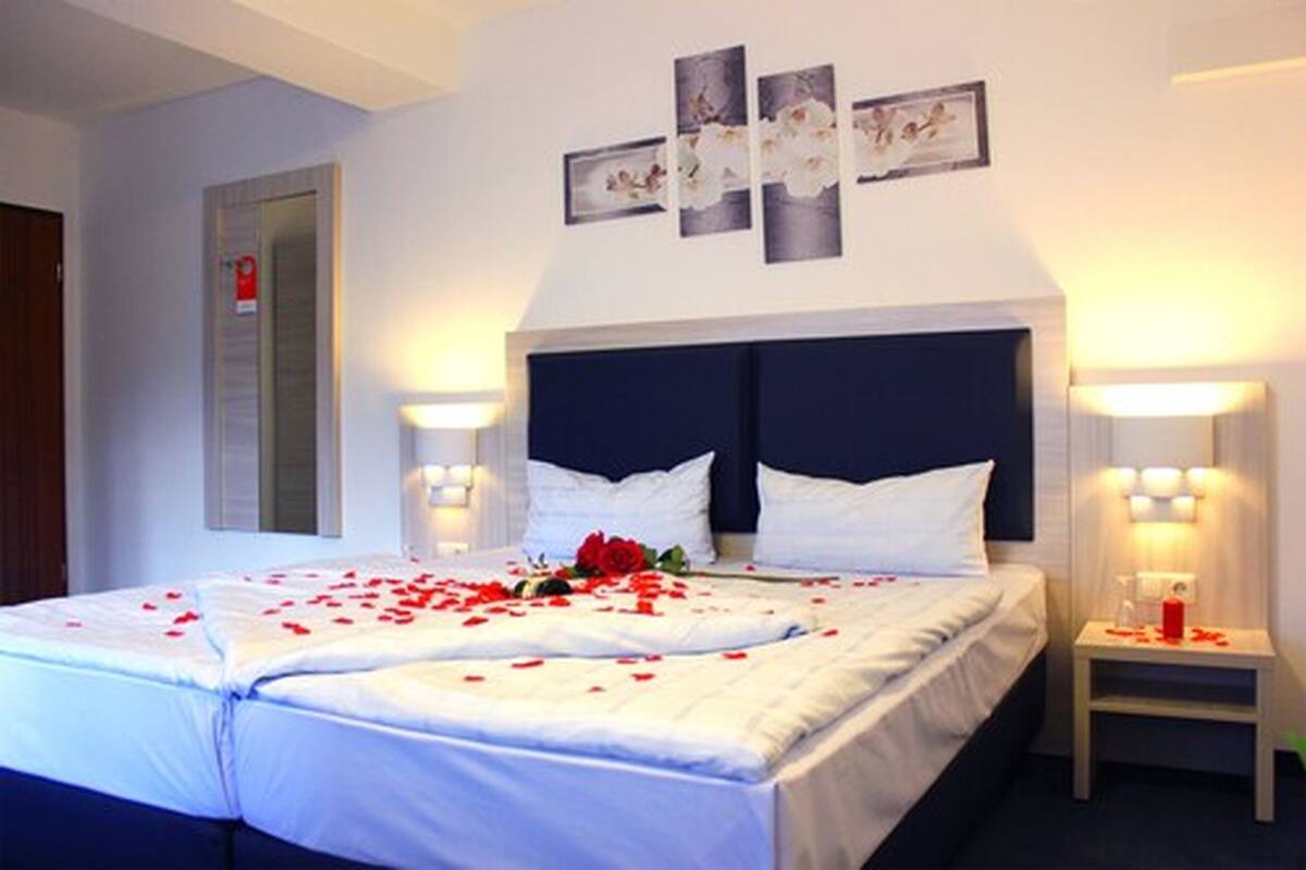 Duntäcken, unika möbler, skrivbord och strykjärn/strykbräda