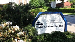 A sign for Hotel Altenwerder Hof with contact information and website URL. - Hotel Altenwerder Hof (Hamburg)