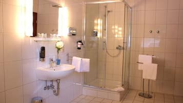 Shower, pengering rambut, handuk, dan sabun