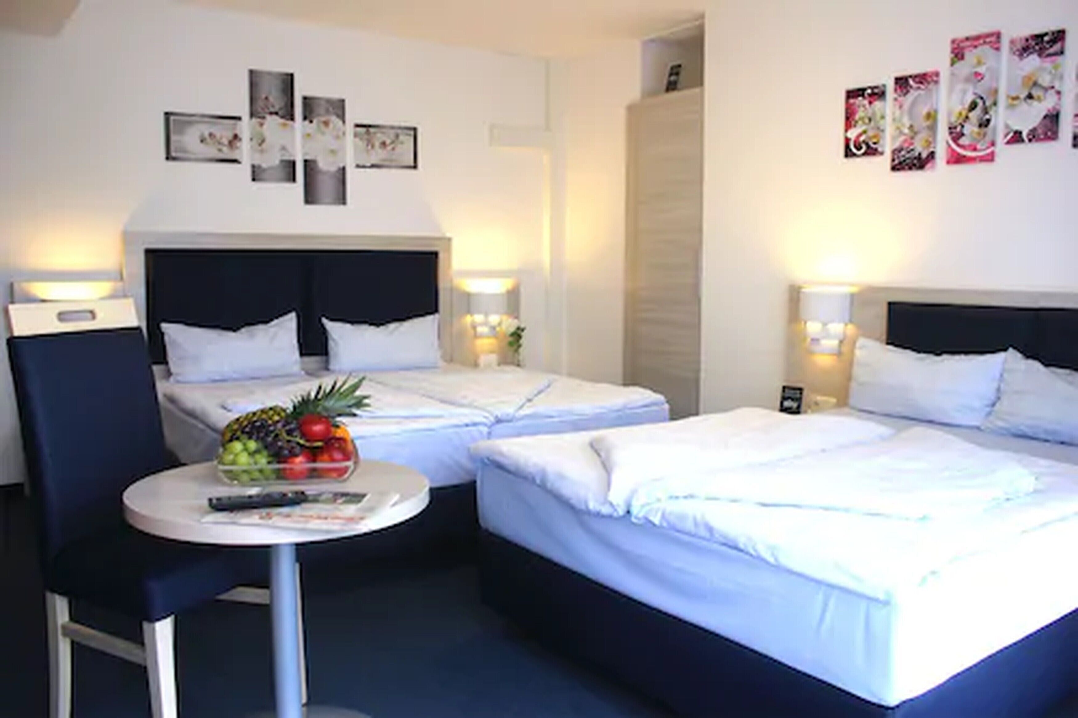 Edredón, muebles diferentes, escritorio y tabla de planchar con plancha 