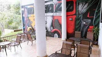 Internationale Küche, Blick auf den Garten