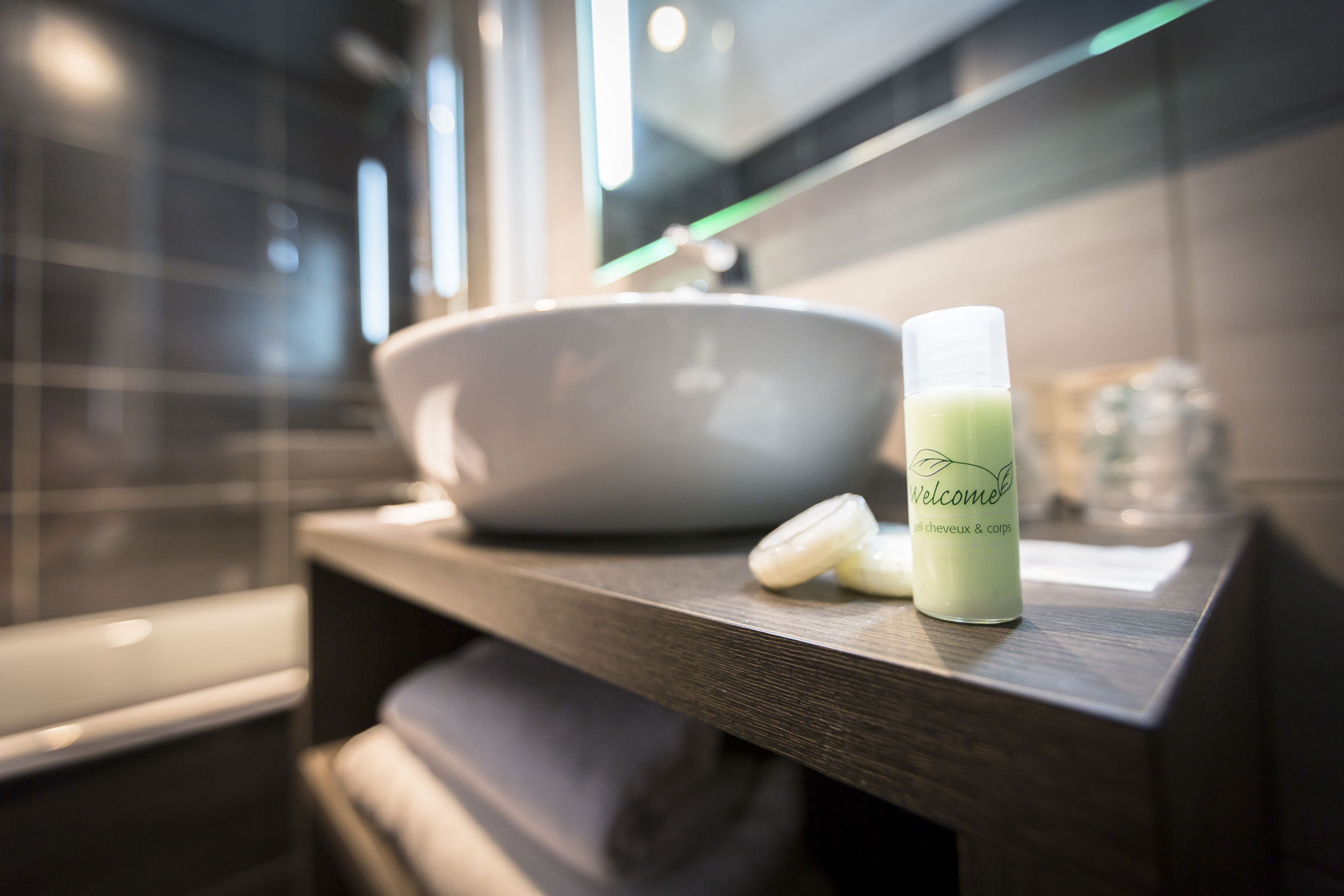 2 bedrooms, premium bedding, in-room safe, desk