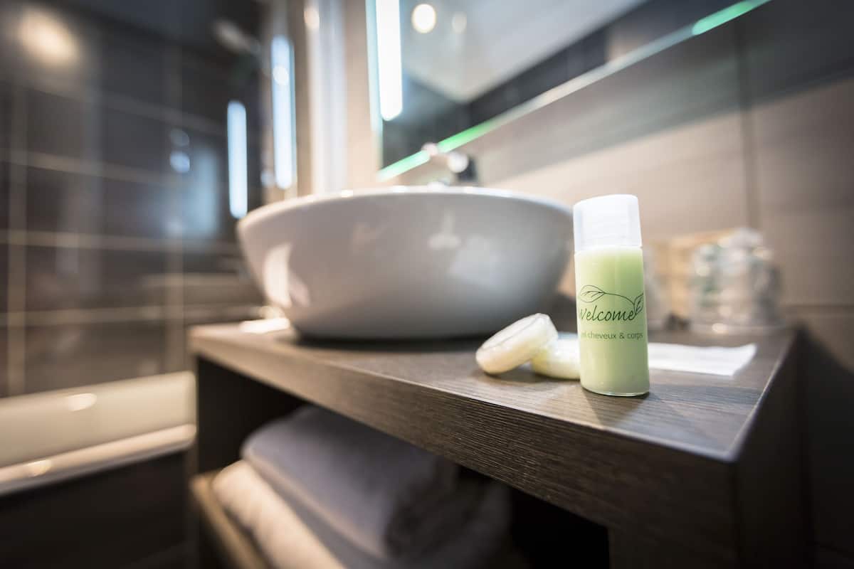 2 bedrooms, premium bedding, in-room safe, desk