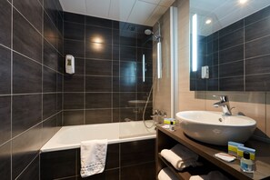 Comfort-værelse | Badeværelse | Separat badekar og bruser, hårtørrer, et toilet med elektronisk bidet