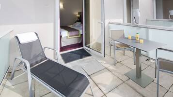 Premium bedding, in-room safe, desk, laptop workspace