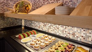 A buffet with various desserts and fruits. - Hôtel Astrid (Lourdes)