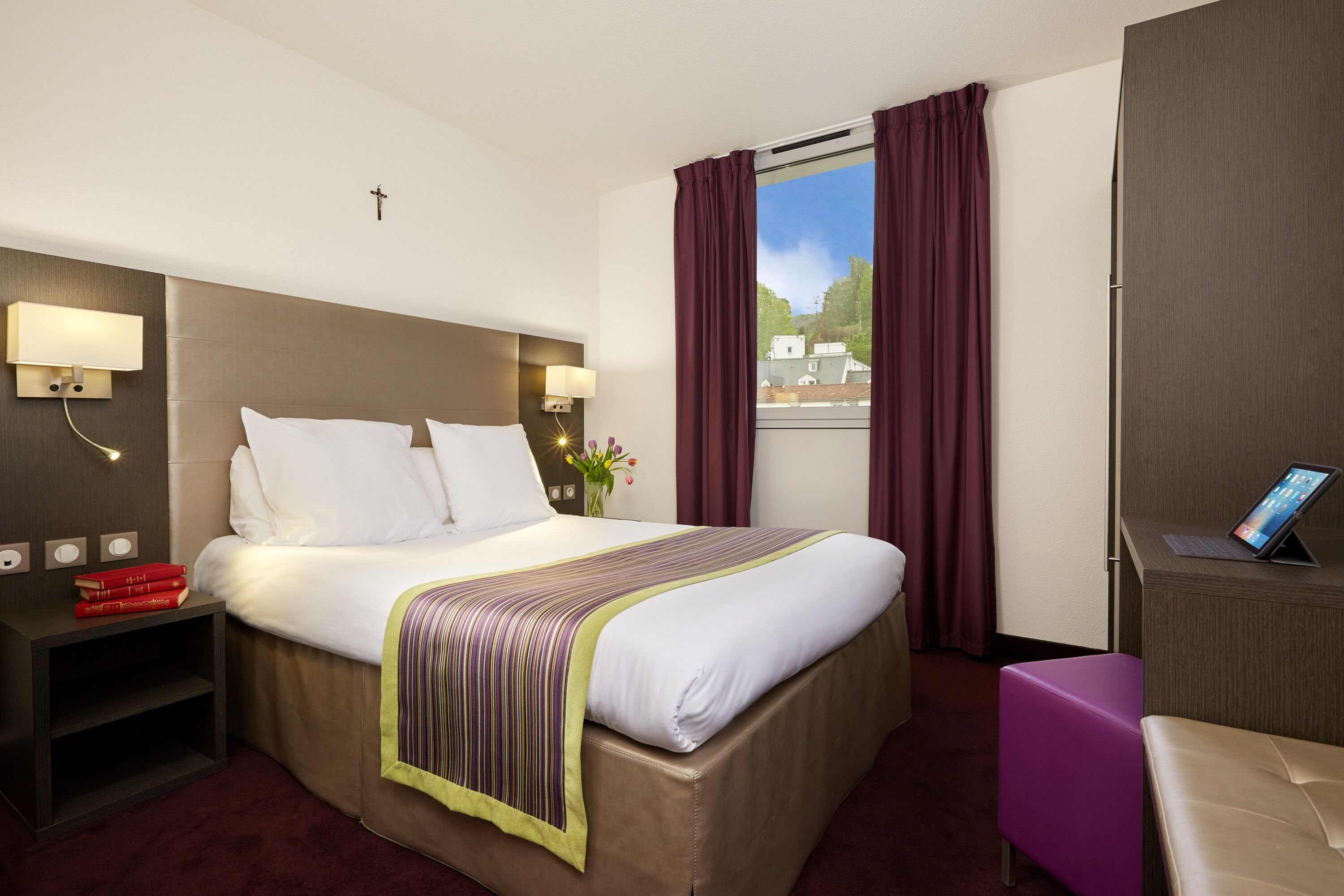 Premium bedding, in-room safe, desk, laptop workspace