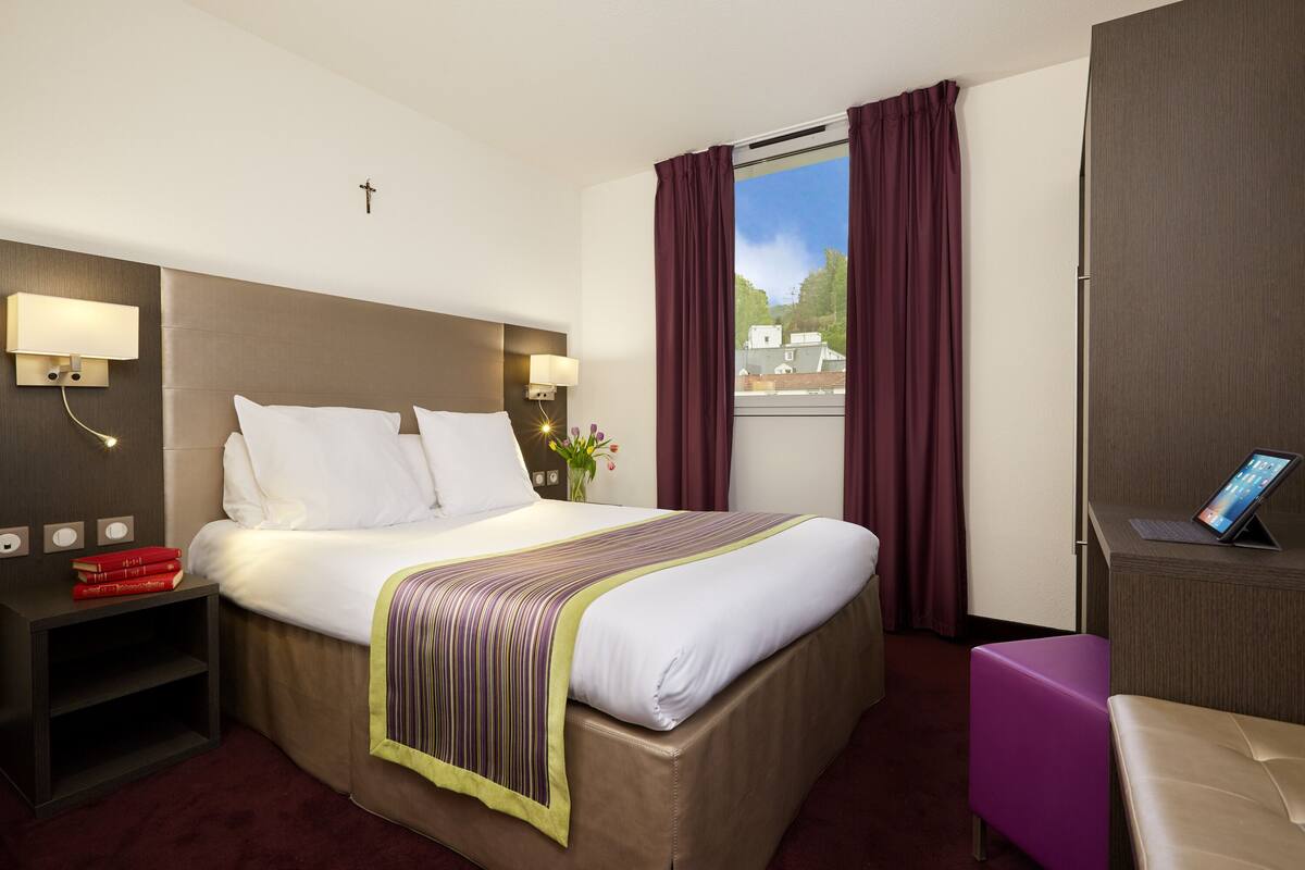 Premium bedding, in-room safe, desk, laptop workspace