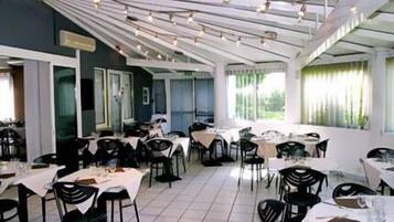 Petit déjeuner, déjeuner et dîner servis sur place