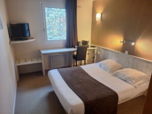 Desk, laptop workspace, blackout curtains, soundproofing - Hotel du Moulin à Vent Gerland (Venissieux)