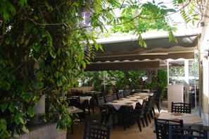 Breakfast, lunch, dinner and brunch served - Hôtel du Moulin à Vent (Venissieux)