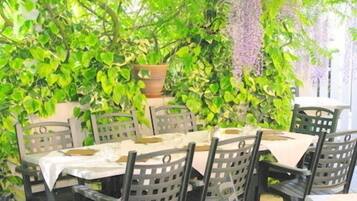 Breakfast, lunch and dinner served