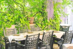 Breakfast, lunch and dinner served - Hotel du Moulin à Vent Gerland (Venissieux)