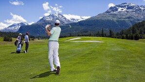 Ein Golfplatz mit Blick auf eine Berglandschaft.