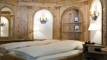Triple Room | In-room safe, individually furnished, desk, cribs/infant beds