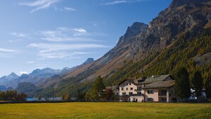 Ein Berggasthaus mit Blick auf die Alpen.