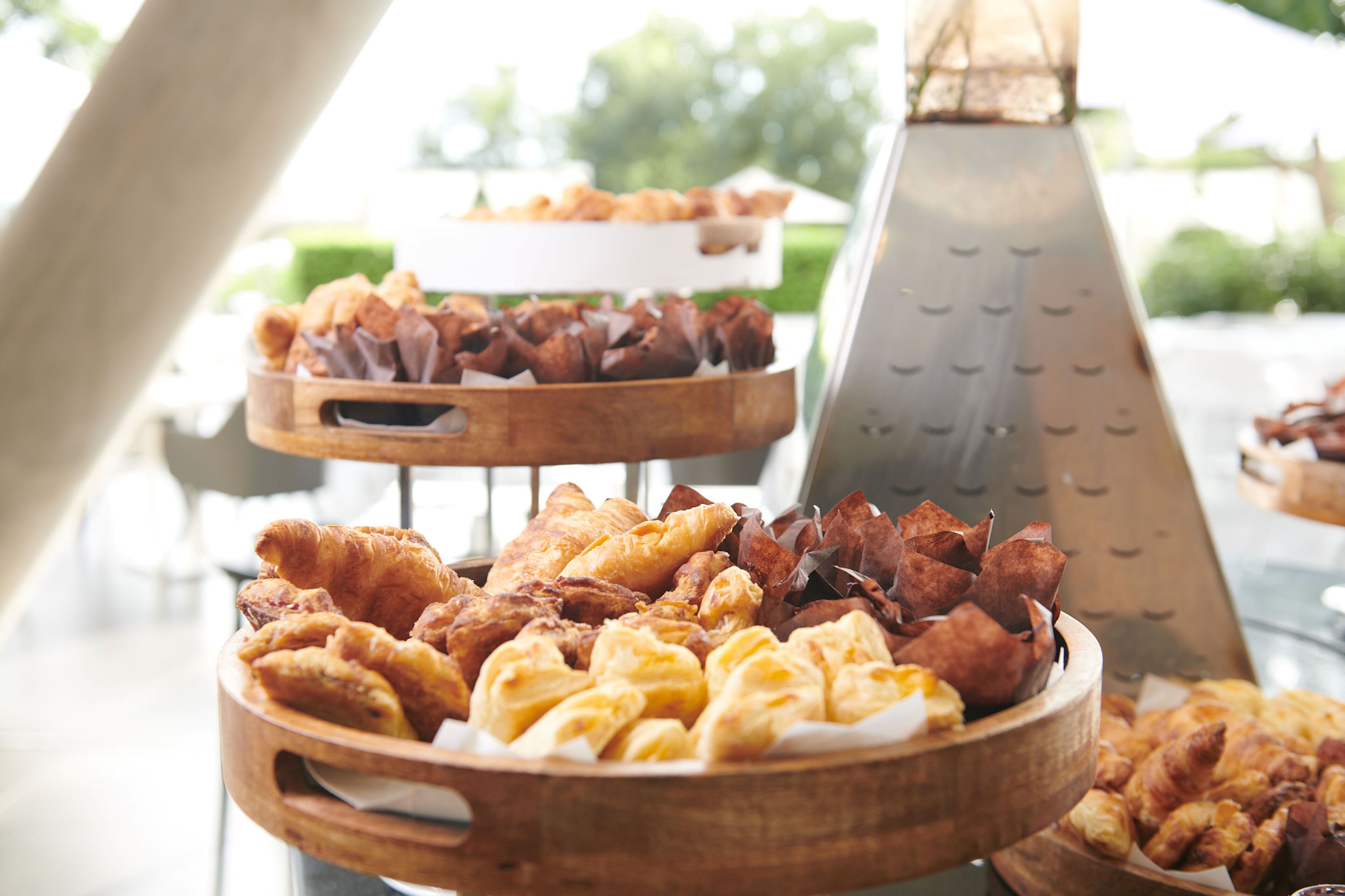 Een buffet met diverse gebakjes en een kaasrasper.