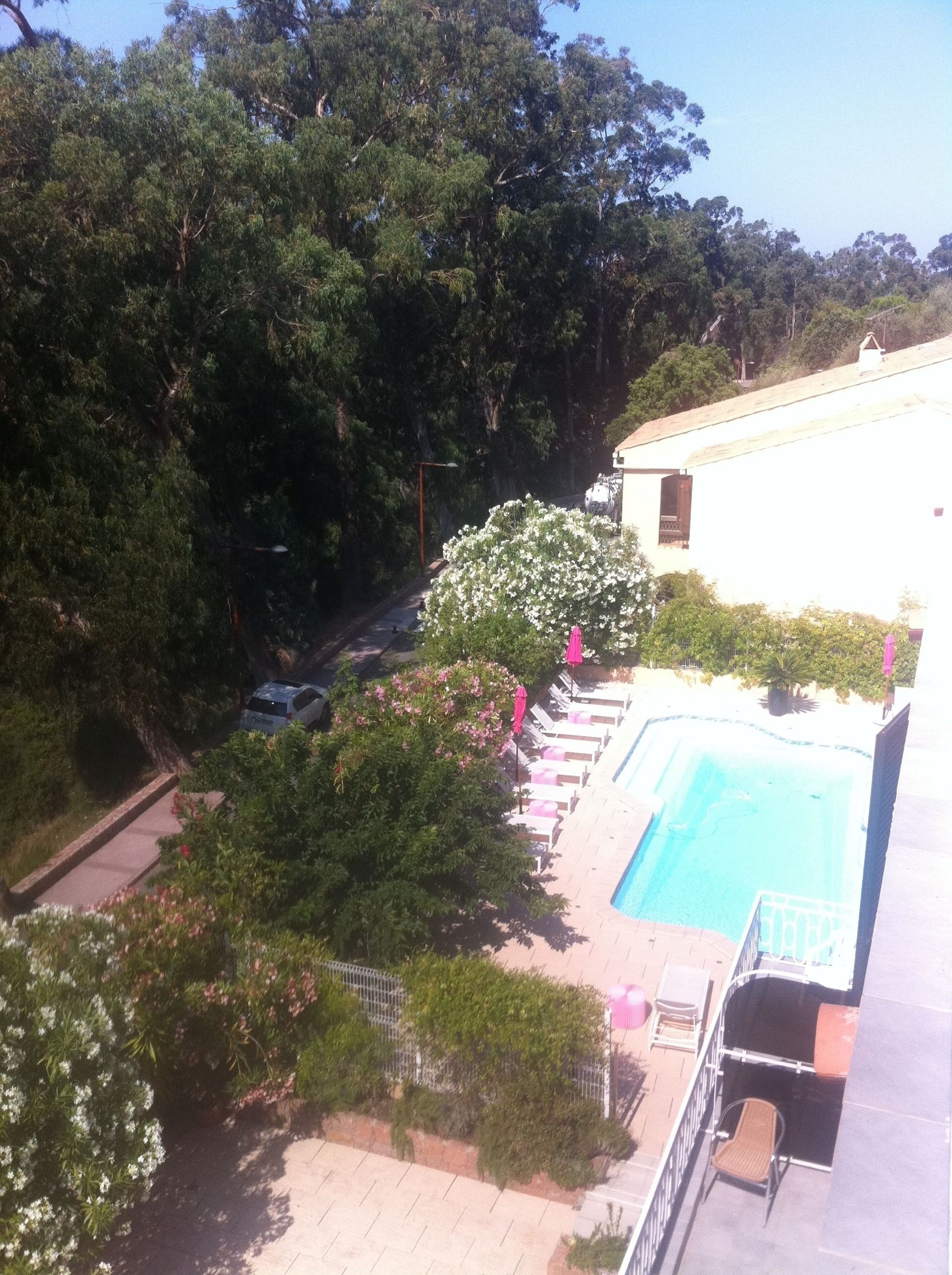 Alberca al aire libre y camastros 