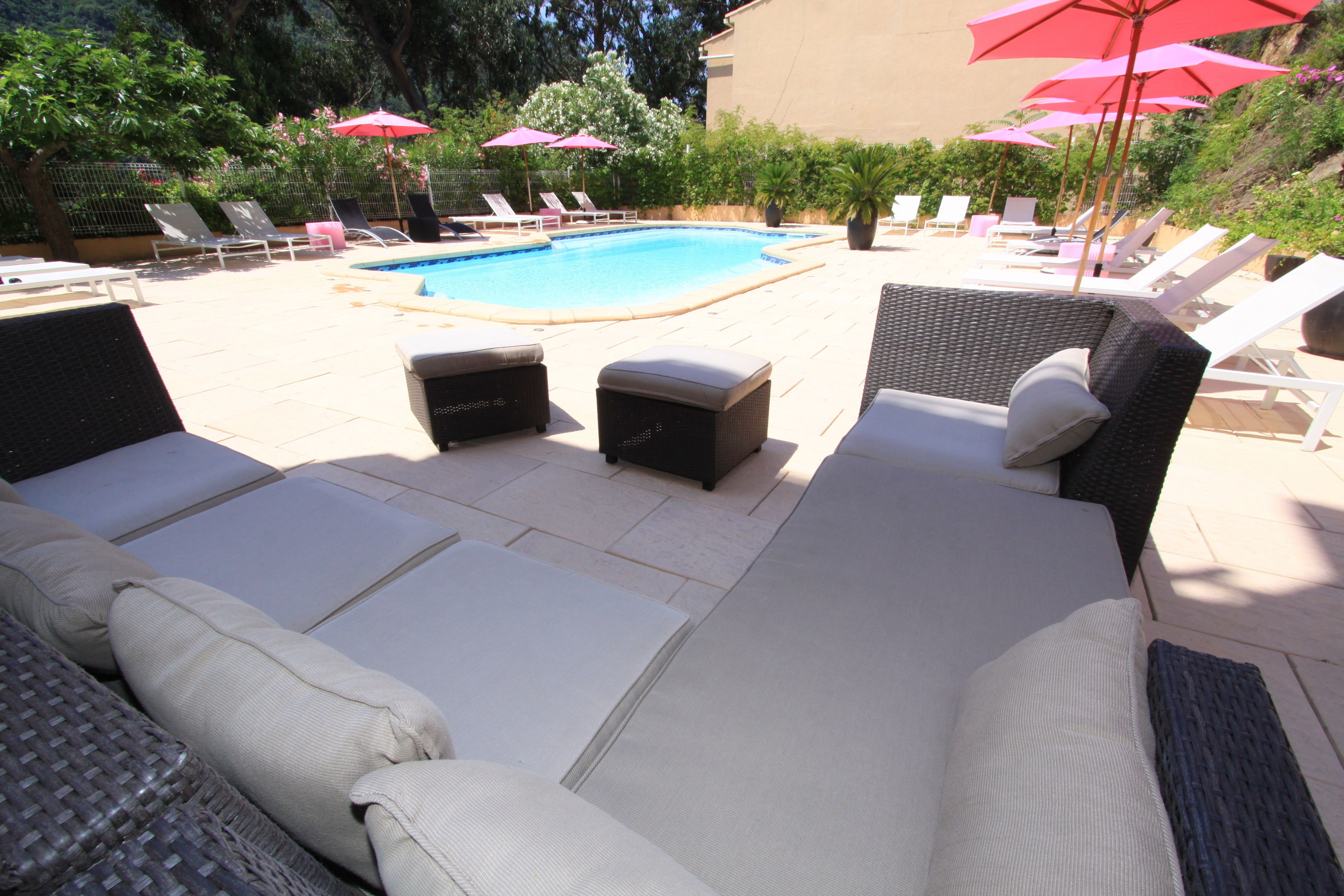 Alberca al aire libre y camastros 