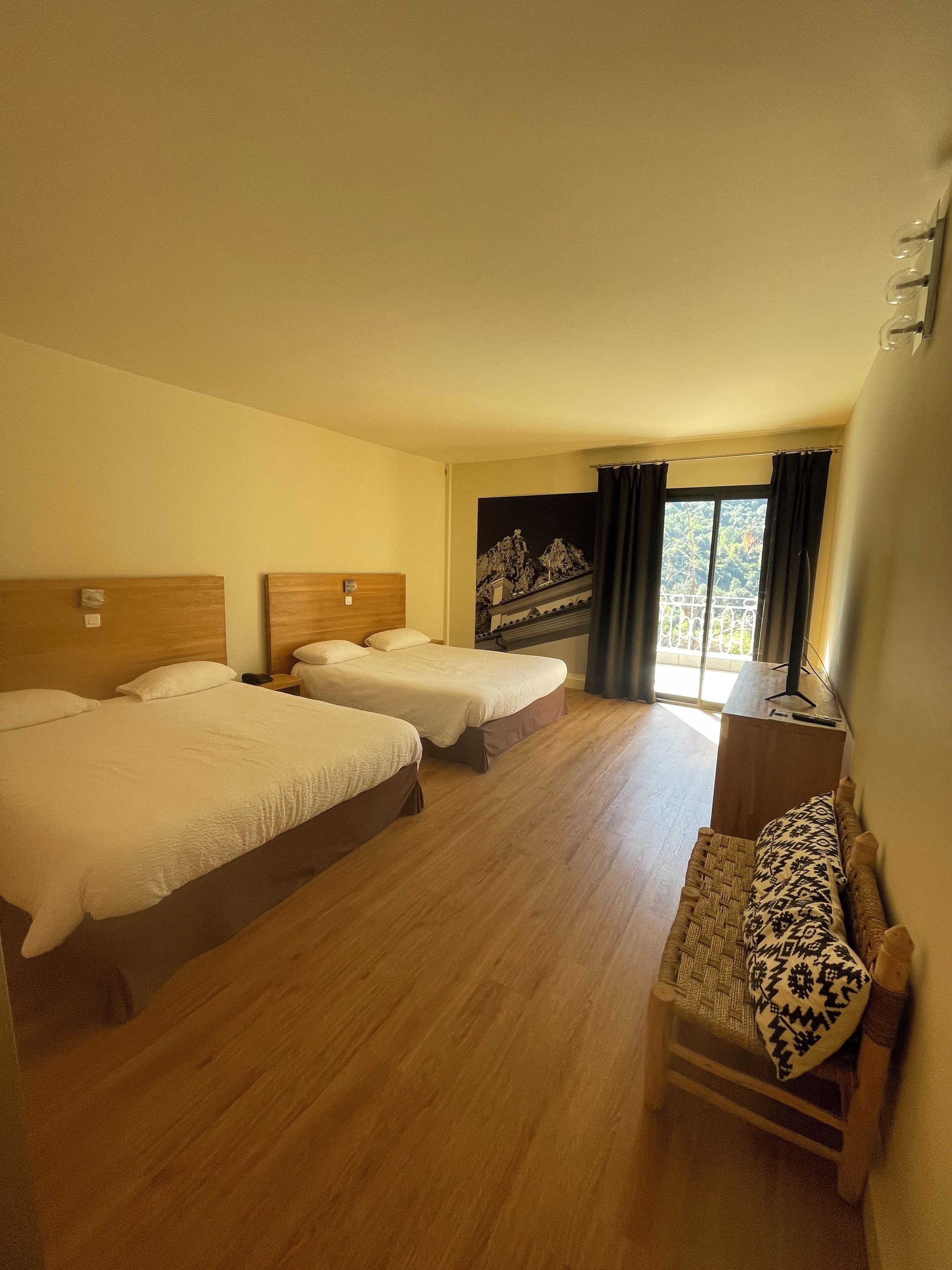 Vierbettzimmer | Hochwertige Bettwaren, Zimmersafe, Schreibtisch