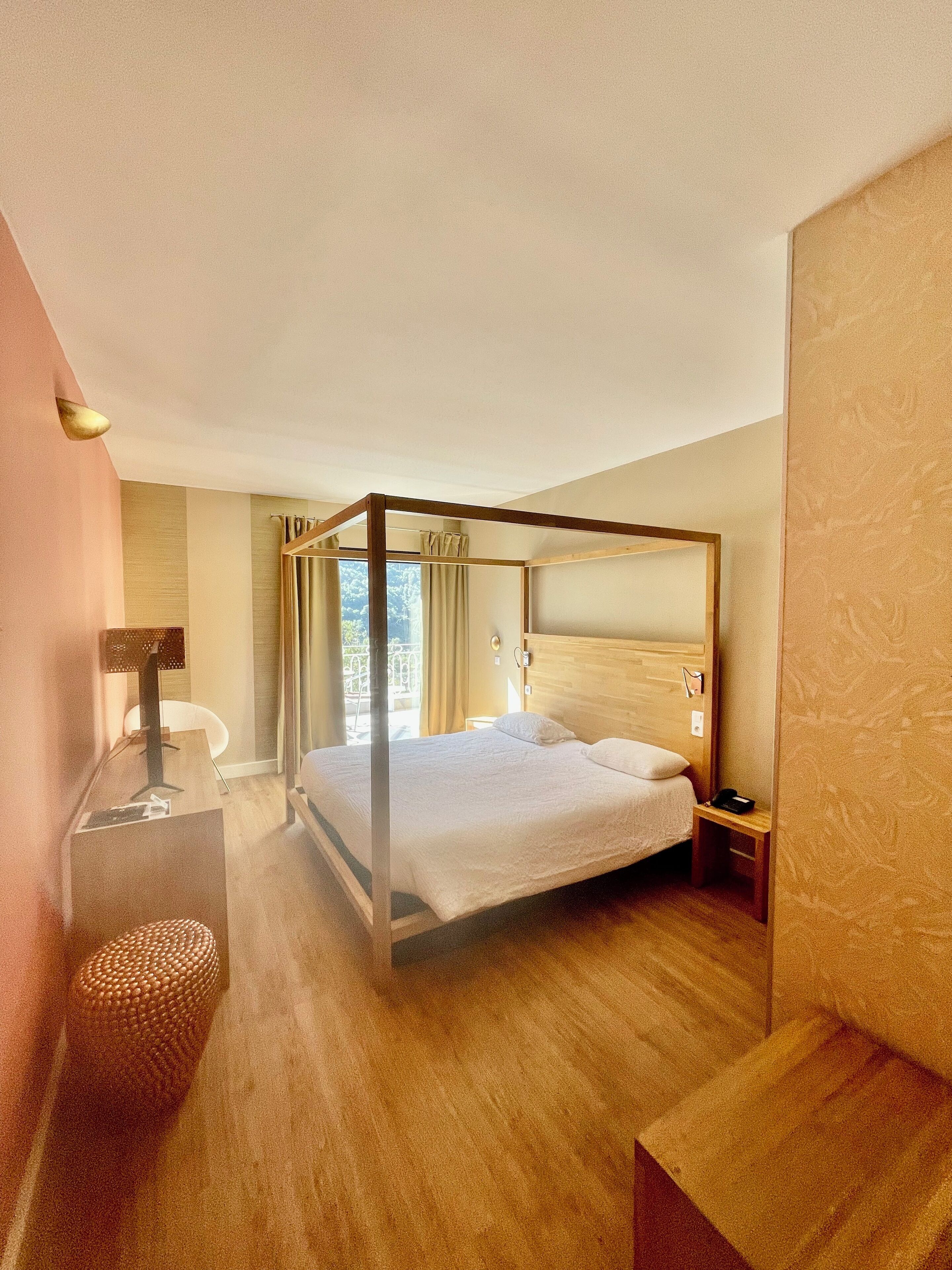 Hochwertige Bettwaren, Zimmersafe, Schreibtisch