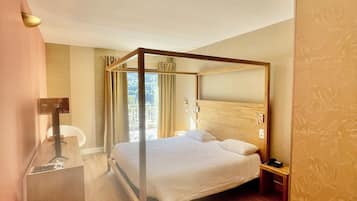 Luxe beddengoed, een kluis op de kamer, een bureau, een laptopwerkplek