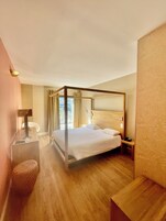 Roupas de cama premium, cofres nos quartos, escrivaninha