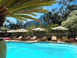 Piscine extérieure, chaises longues