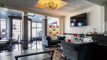 Petit déjeuner buffet (9.90 EUR par personne)